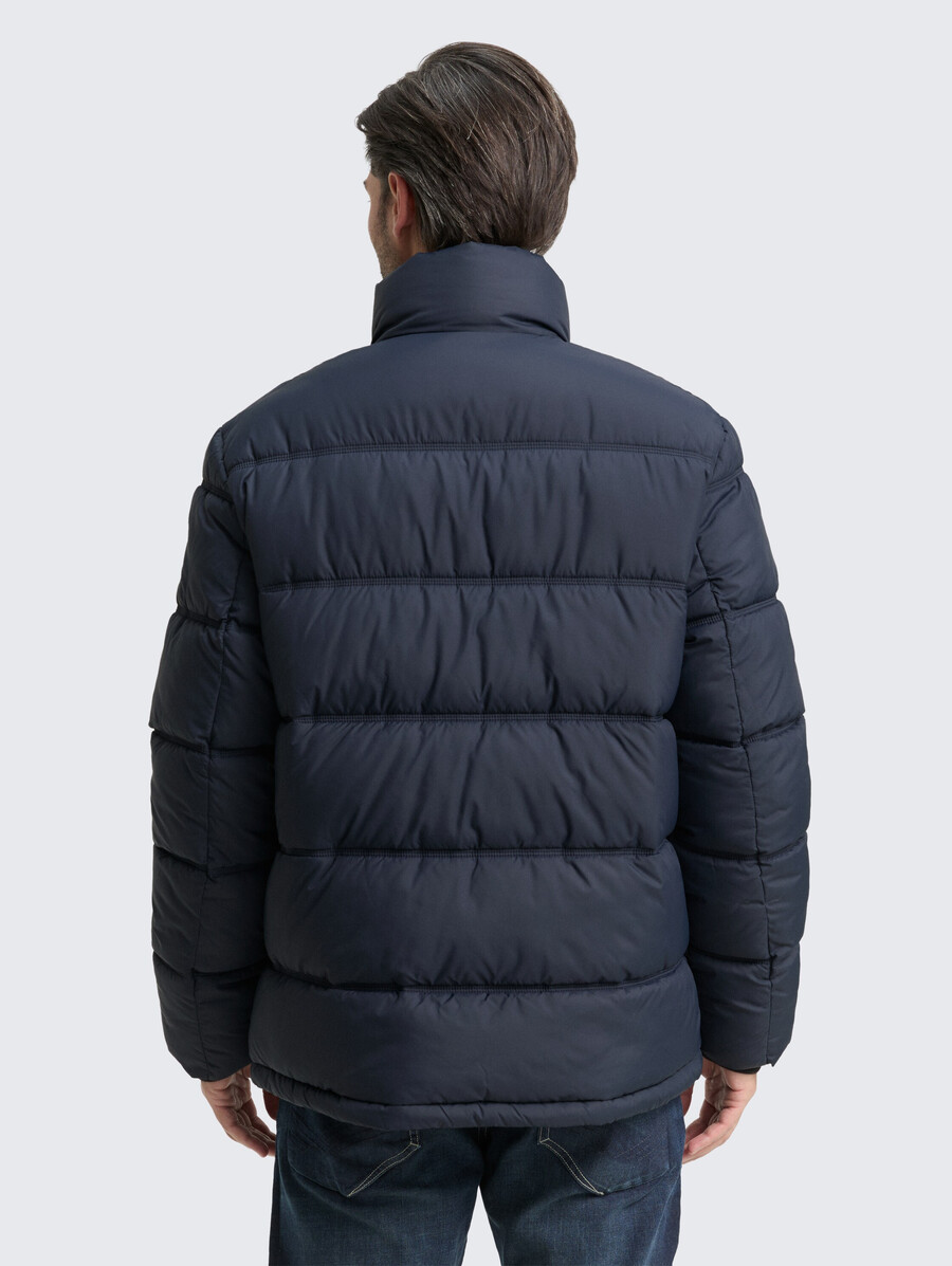 chaqueta acolchada fabricada con material repelente al agua