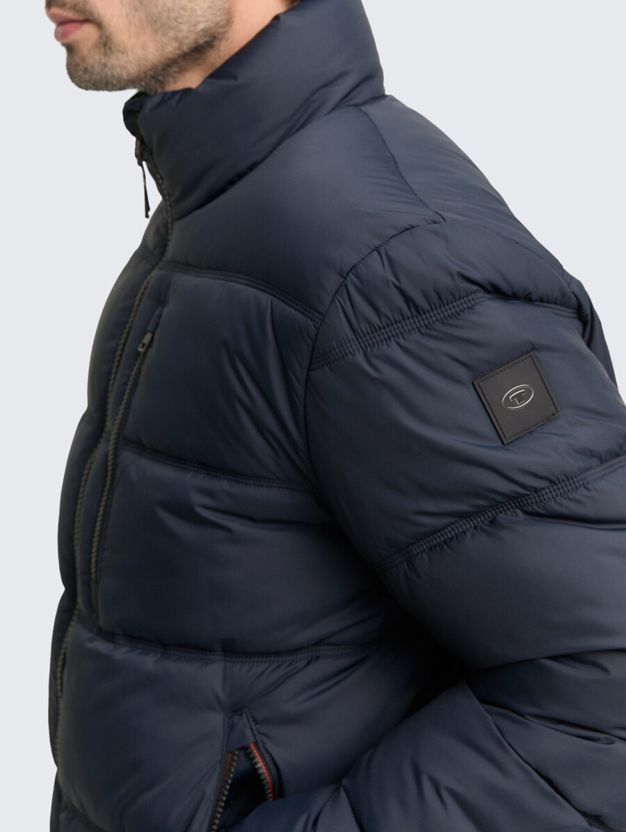 chaqueta acolchada fabricada con material repelente al agua