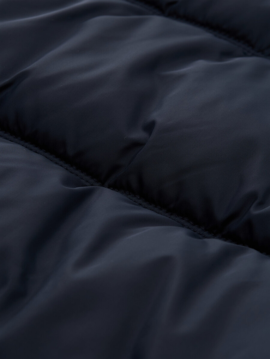 chaqueta acolchada fabricada con material repelente al agua