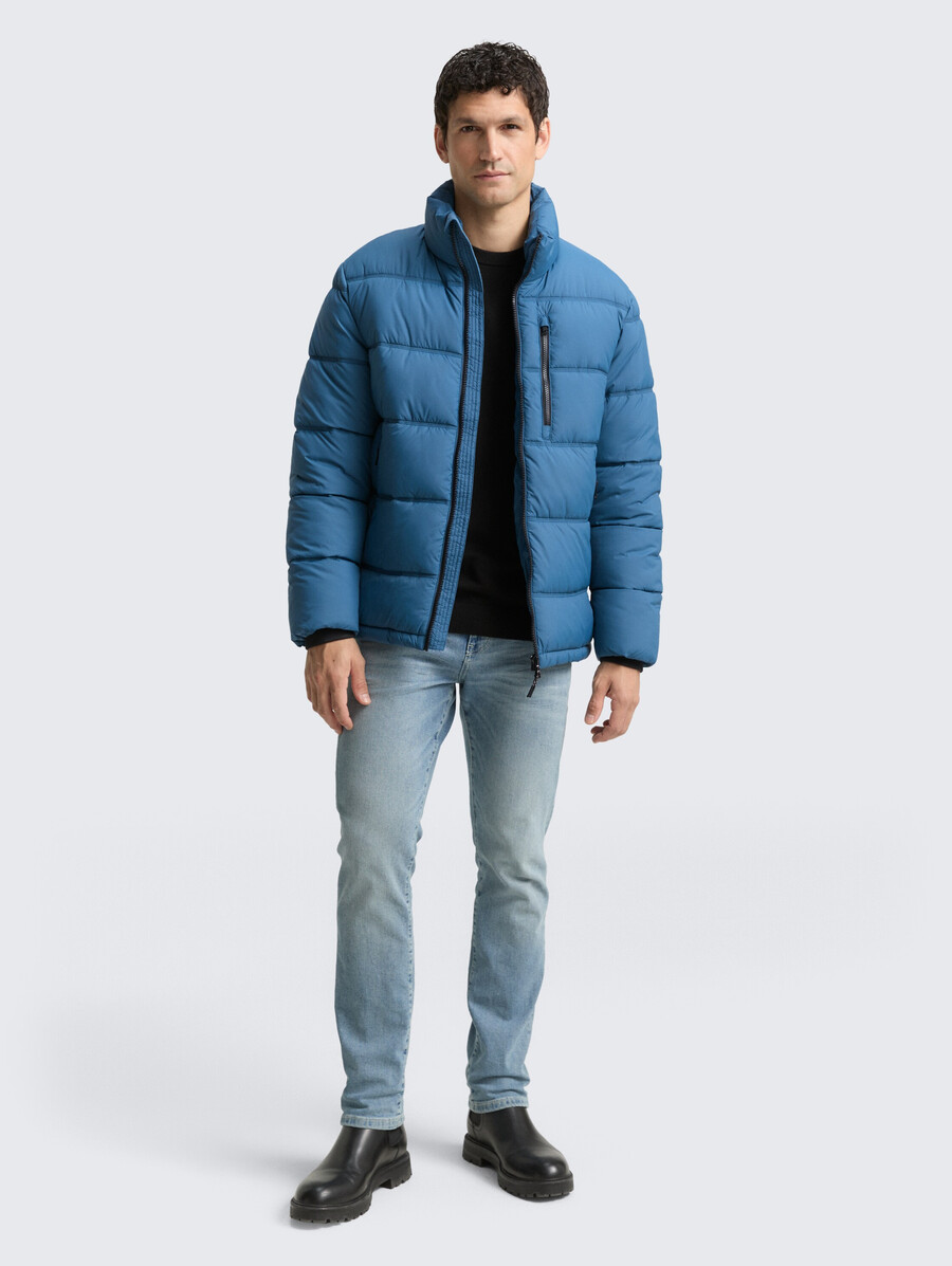chaqueta acolchada fabricada con material repelente al agua