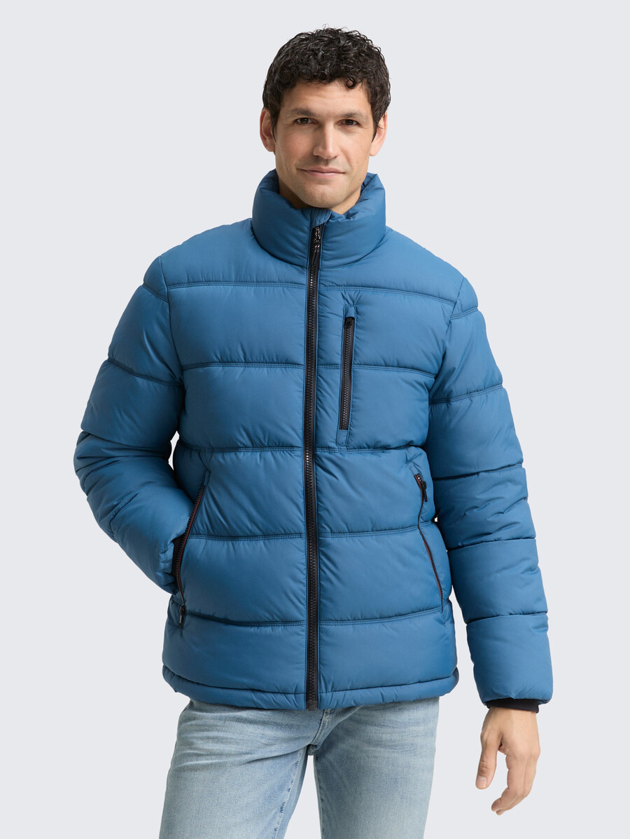chaqueta acolchada fabricada con material repelente al agua
