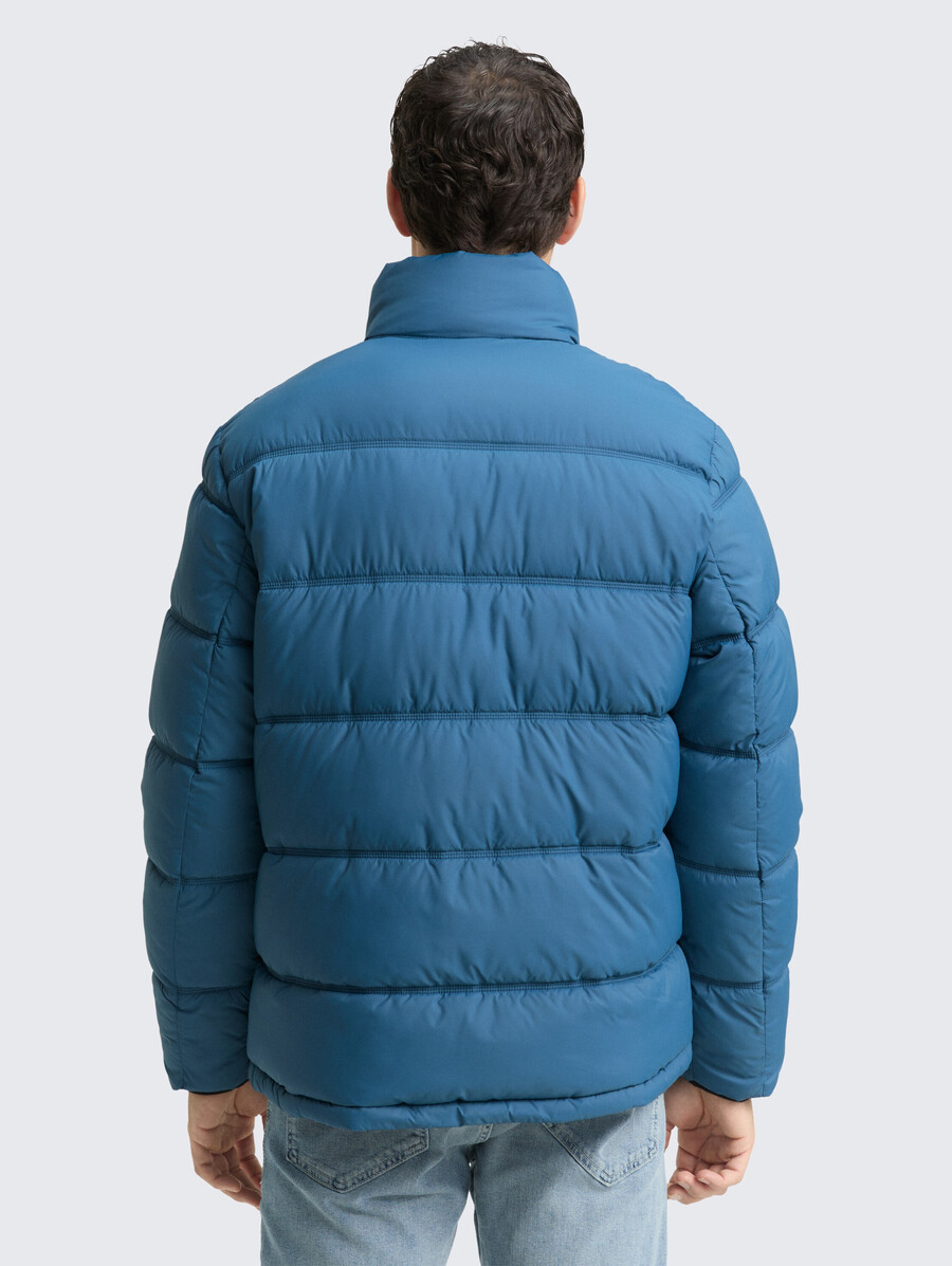 chaqueta acolchada fabricada con material repelente al agua