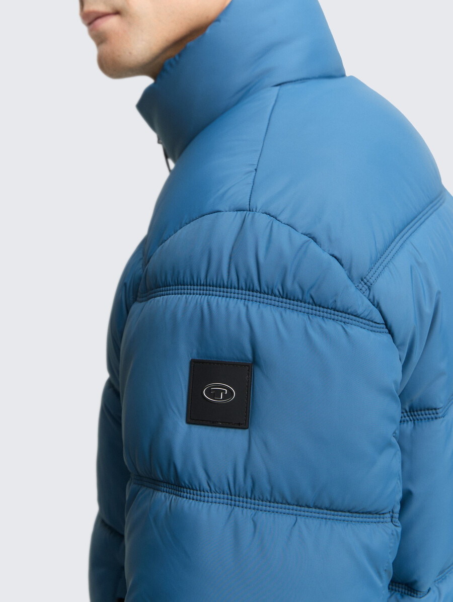 chaqueta acolchada fabricada con material repelente al agua