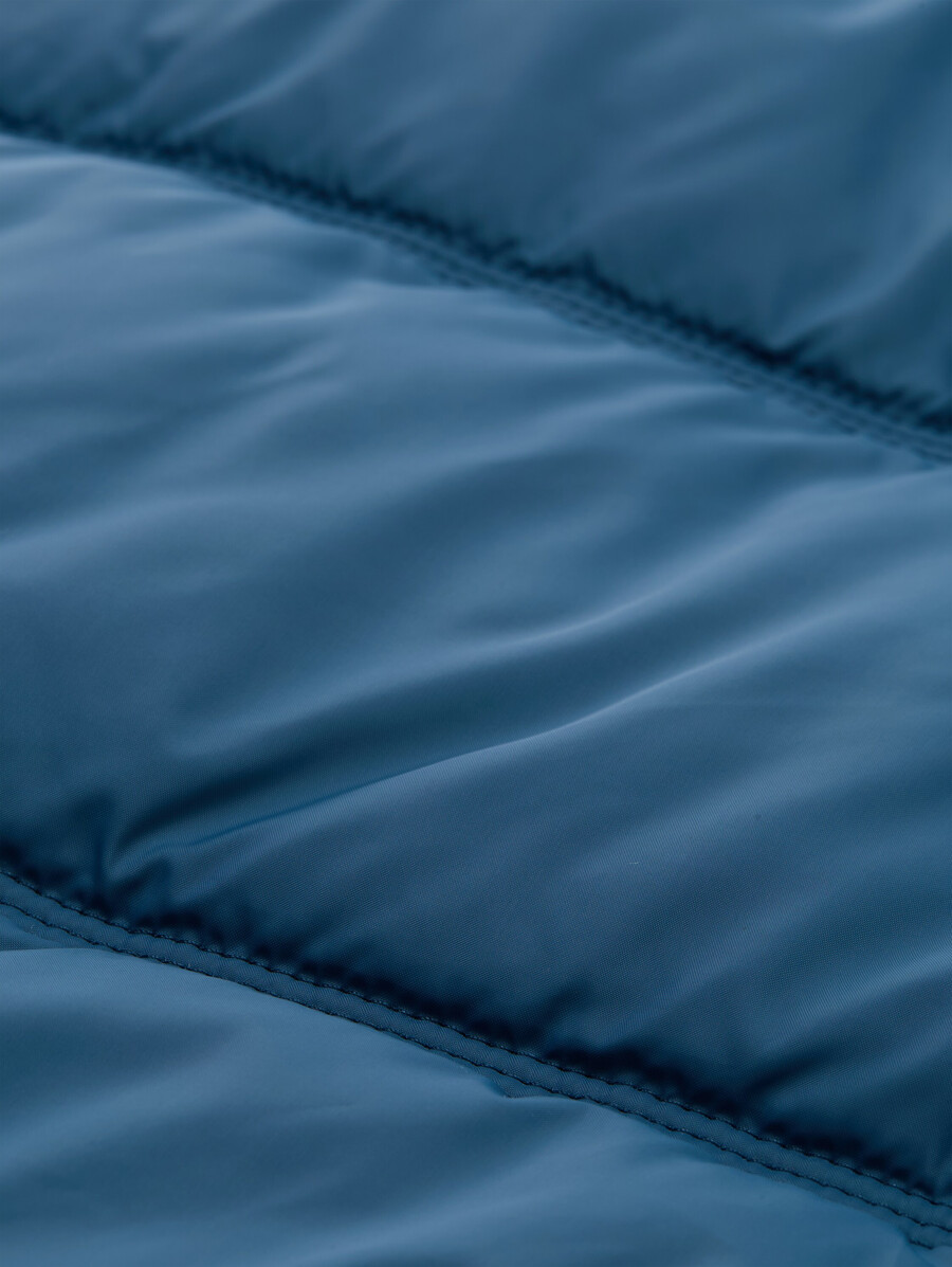 chaqueta acolchada fabricada con material repelente al agua
