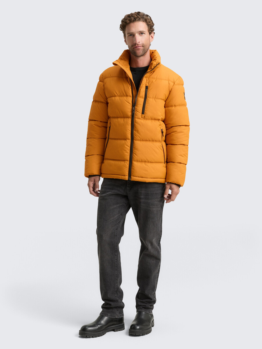 chaqueta acolchada fabricada con material repelente al agua