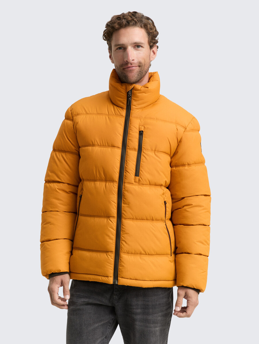 chaqueta acolchada fabricada con material repelente al agua