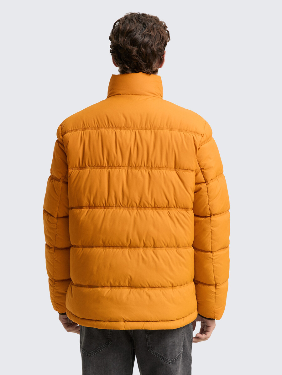 chaqueta acolchada fabricada con material repelente al agua
