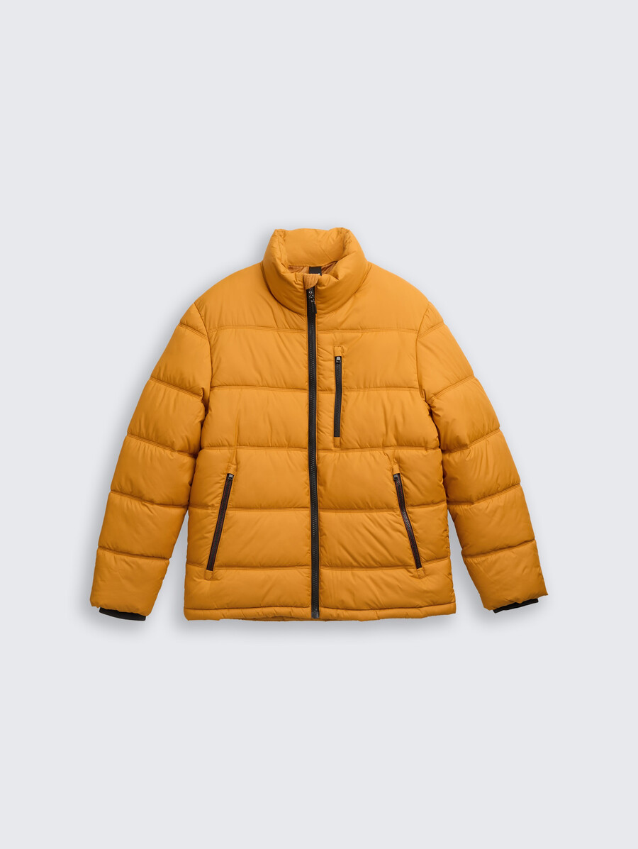 chaqueta acolchada fabricada con material repelente al agua