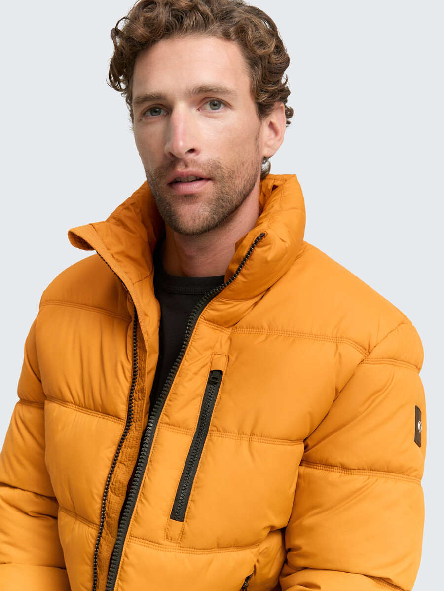 chaqueta acolchada fabricada con material repelente al agua