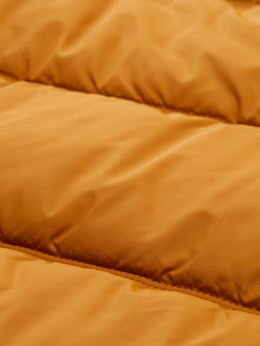chaqueta acolchada fabricada con material repelente al agua