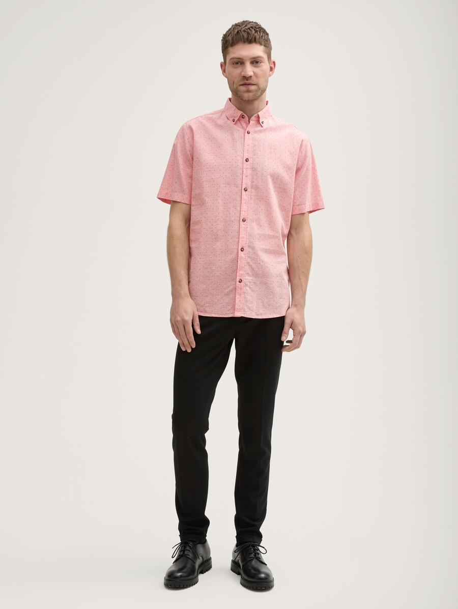 camisa de manga corta de corte regular con contenido de lino y estampado de lunares.