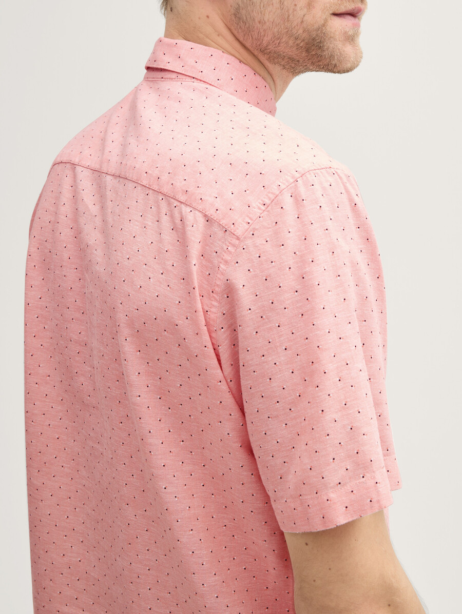 camisa de manga corta de corte regular con contenido de lino y estampado de lunares.