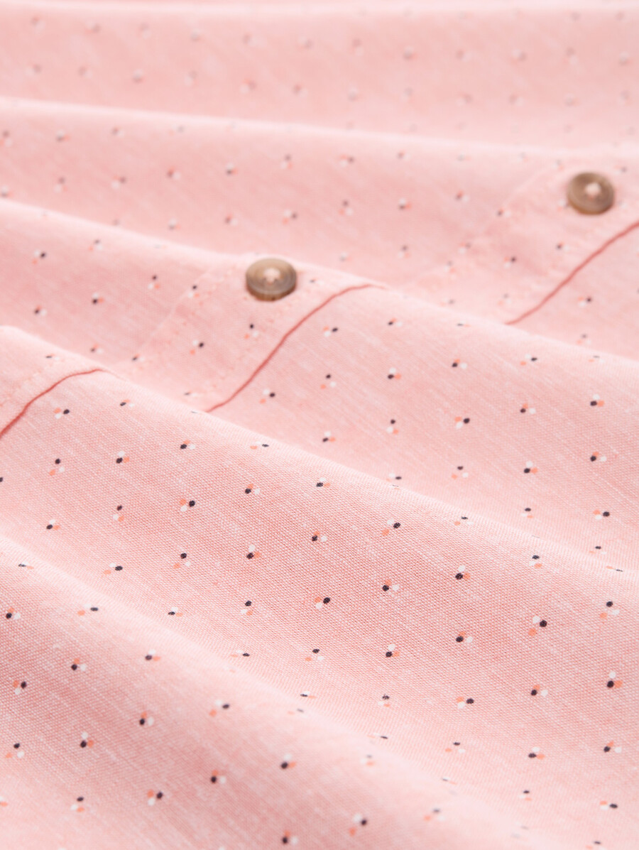 camisa de manga corta de corte regular con contenido de lino y estampado de lunares.