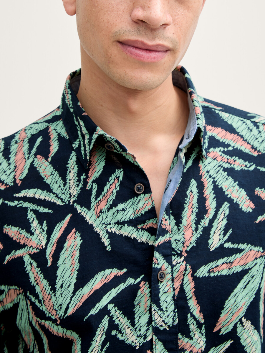 camisa de corte cómodo con estampado de palmeras