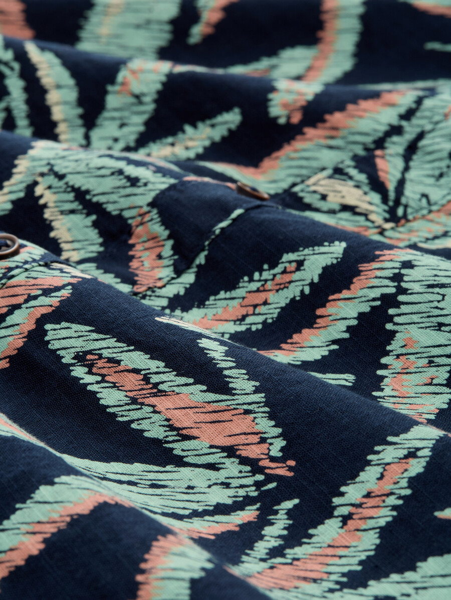 camisa de corte cómodo con estampado de palmeras
