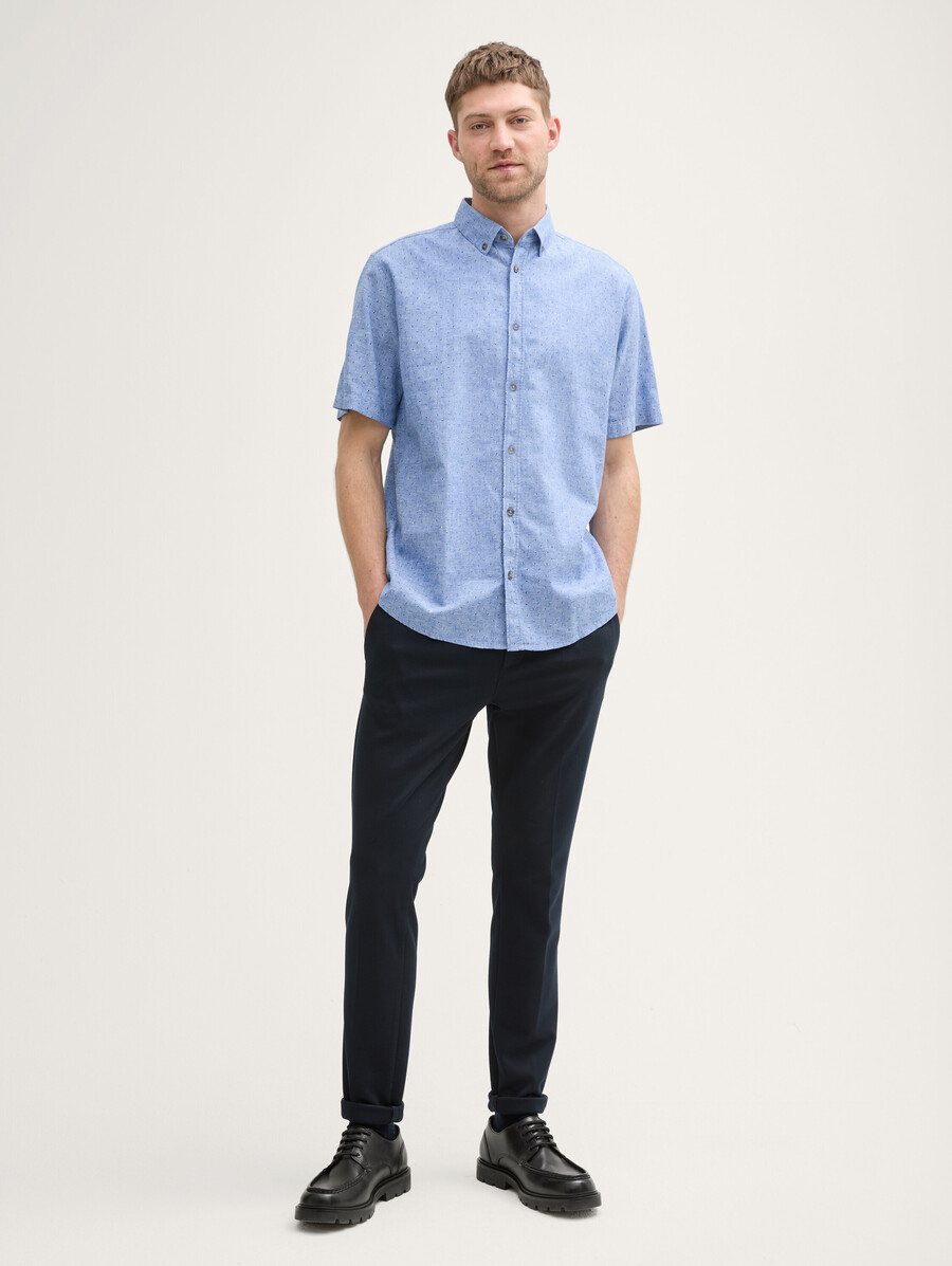 camisa de manga corta de corte regular con contenido de lino y estampado de lunares.