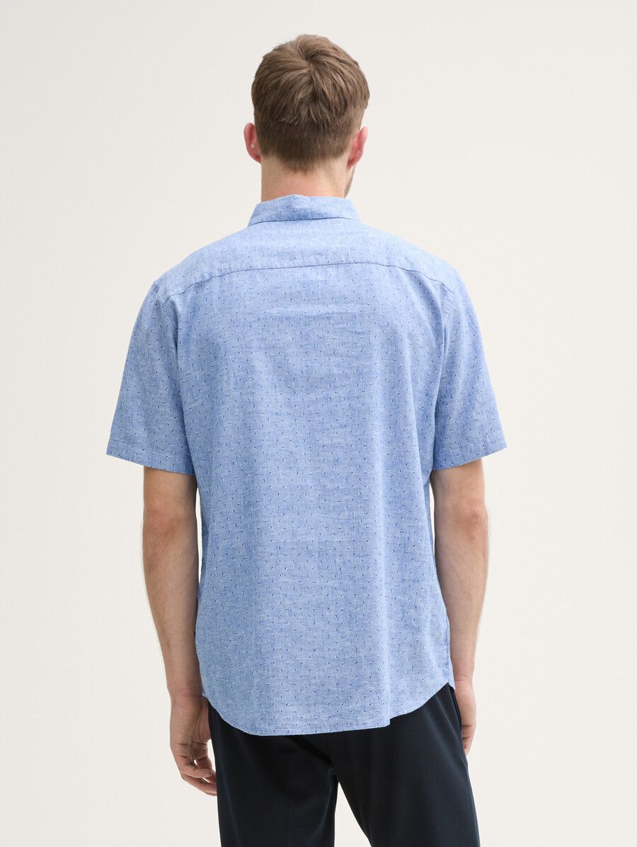 camisa de manga corta de corte regular con contenido de lino y estampado de lunares.