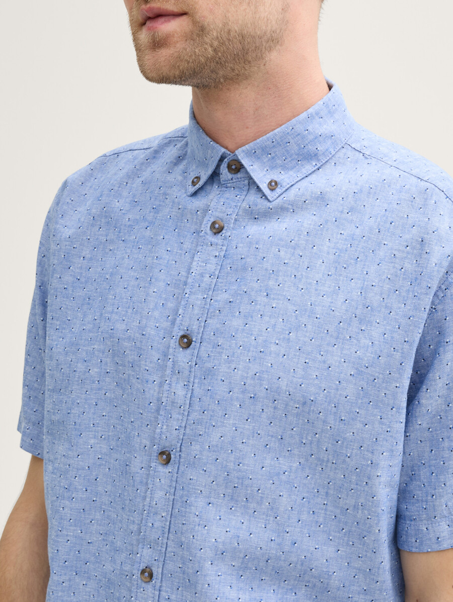 camisa de manga corta de corte regular con contenido de lino y estampado de lunares.