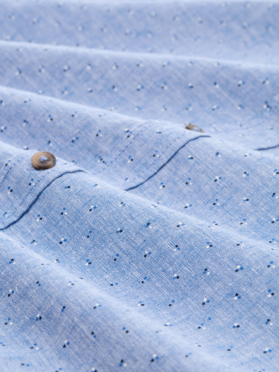 camisa de manga corta de corte regular con contenido de lino y estampado de lunares.