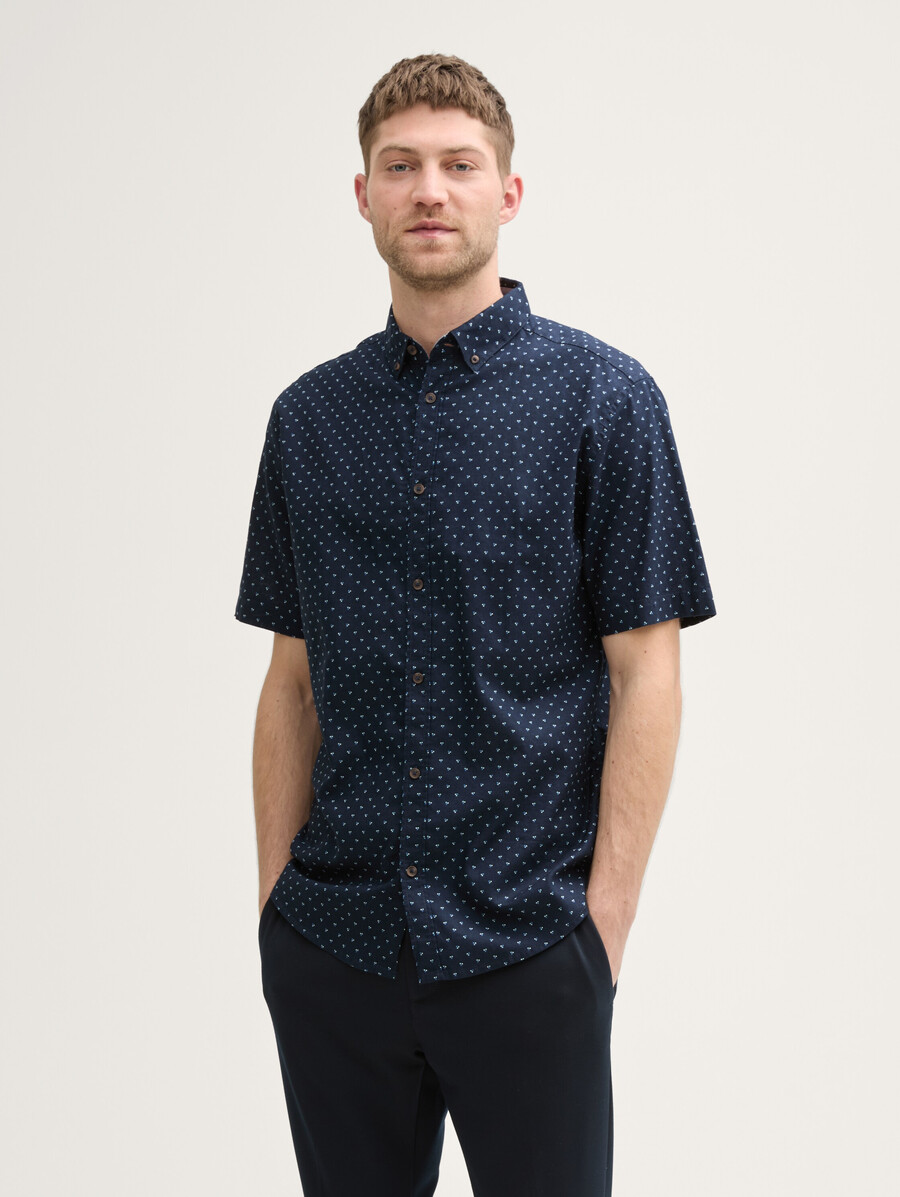 camisa de manga corta de corte regular con contenido de lino y estampado de lunares.