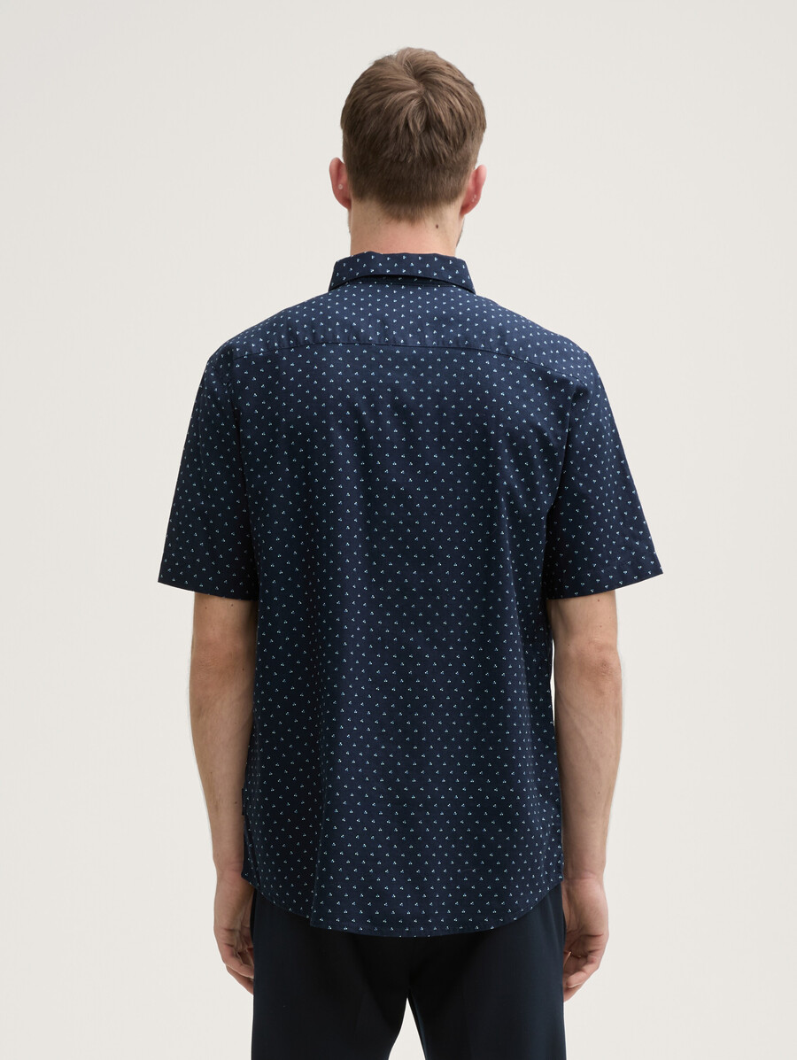 camisa de manga corta de corte regular con contenido de lino y estampado de lunares.