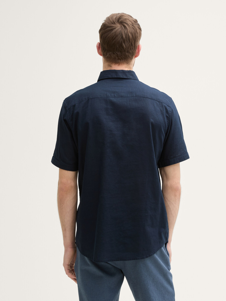 camisa de manga corta de corte regular con contenido de lino