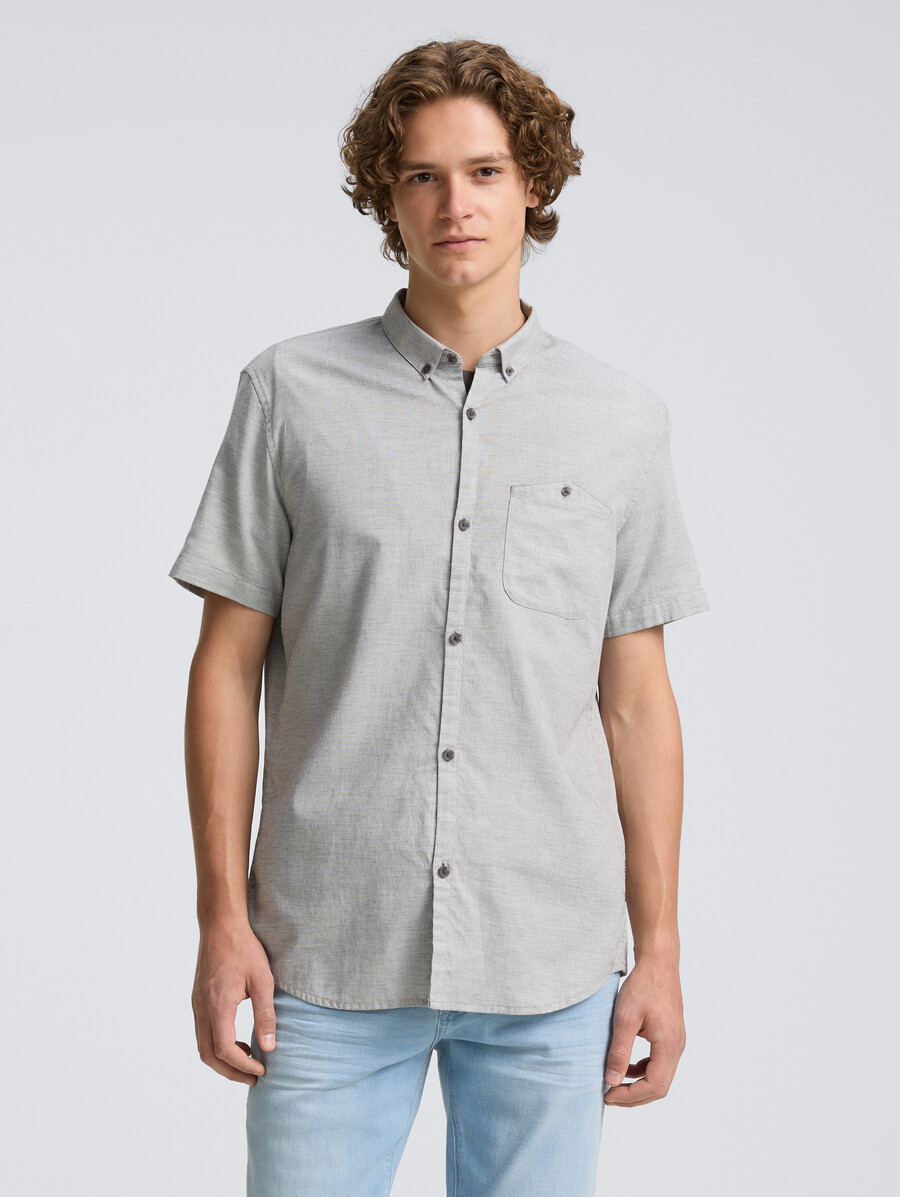 camisa de manga corta de corte regular con bolsillo en el pecho