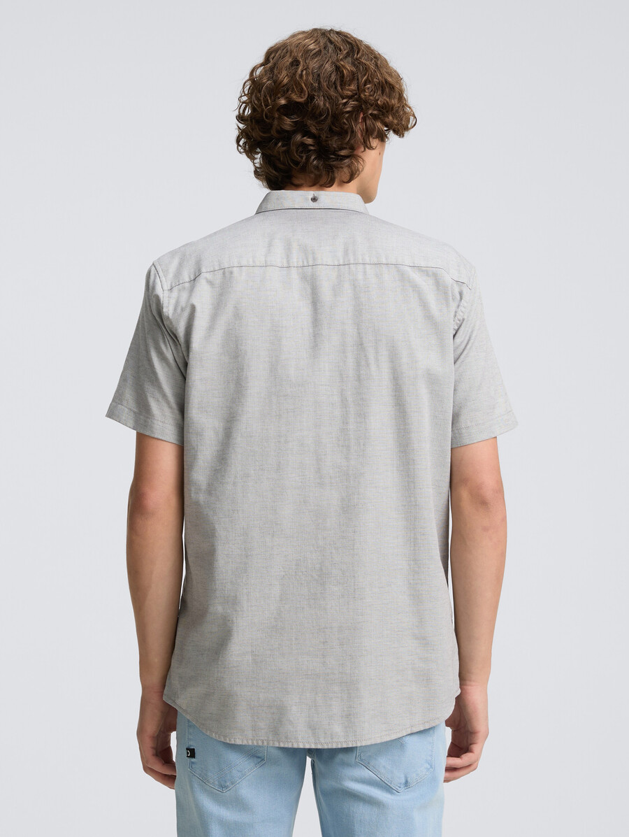 camisa de manga corta de corte regular con bolsillo en el pecho