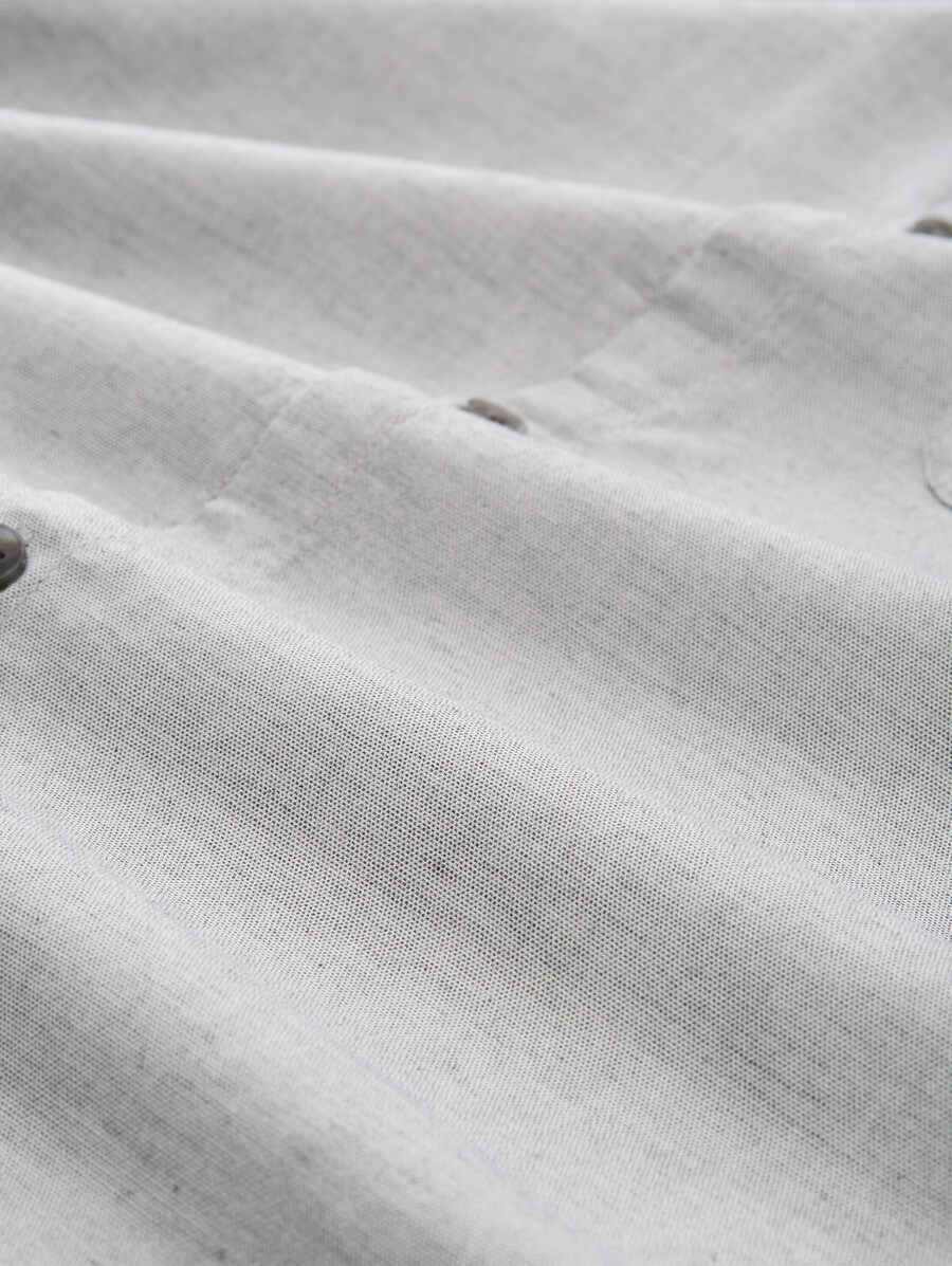 camisa de manga corta de corte regular con bolsillo en el pecho