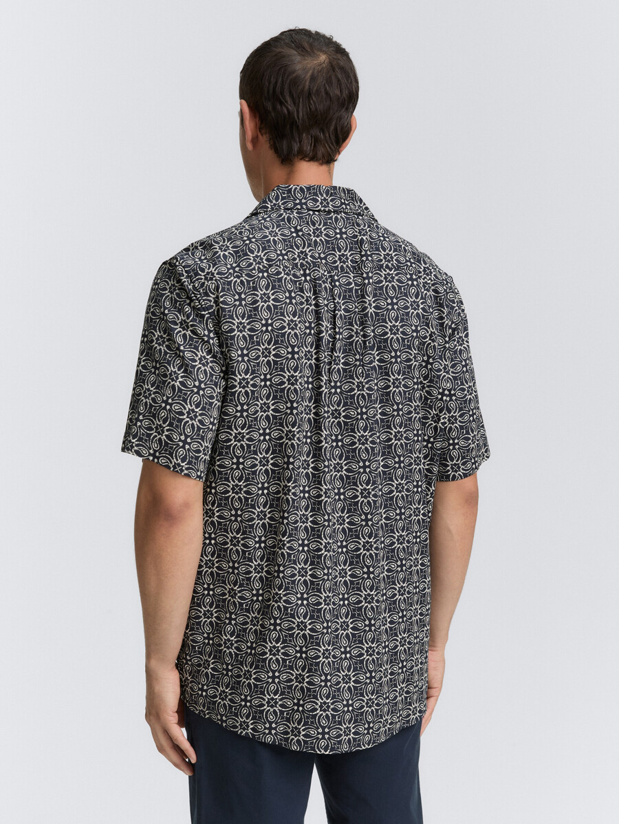 camisa de manga corta de corte cómodo con estilo hawaiano