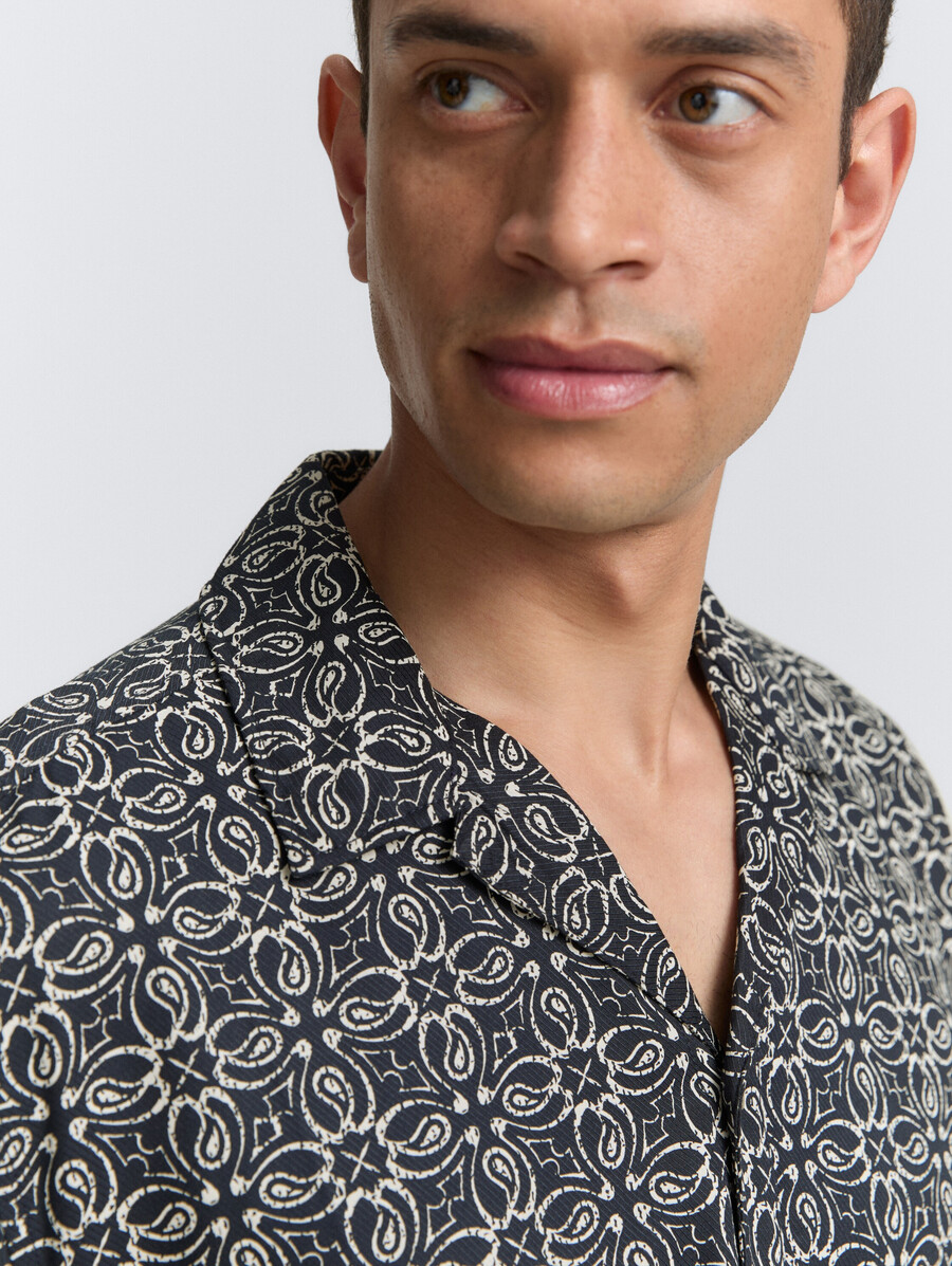 camisa de manga corta de corte cómodo con estilo hawaiano