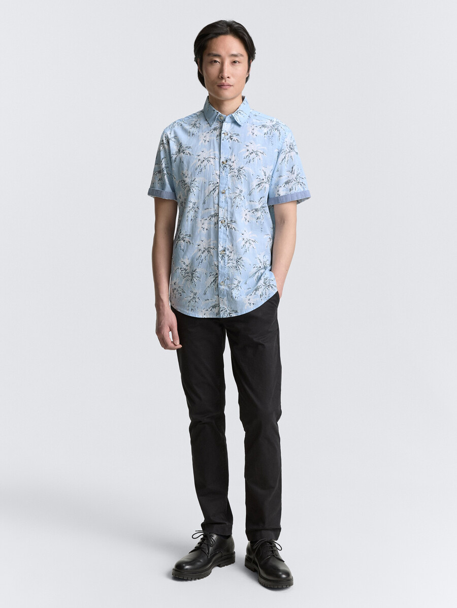 camisa de manga corta de corte regular con estampado de palmeras