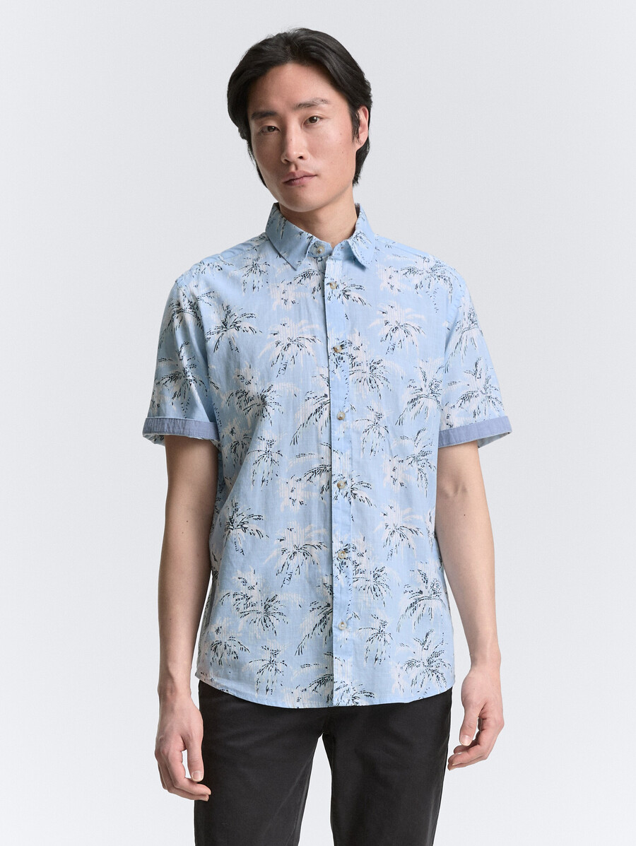 camisa de manga corta de corte regular con estampado de palmeras