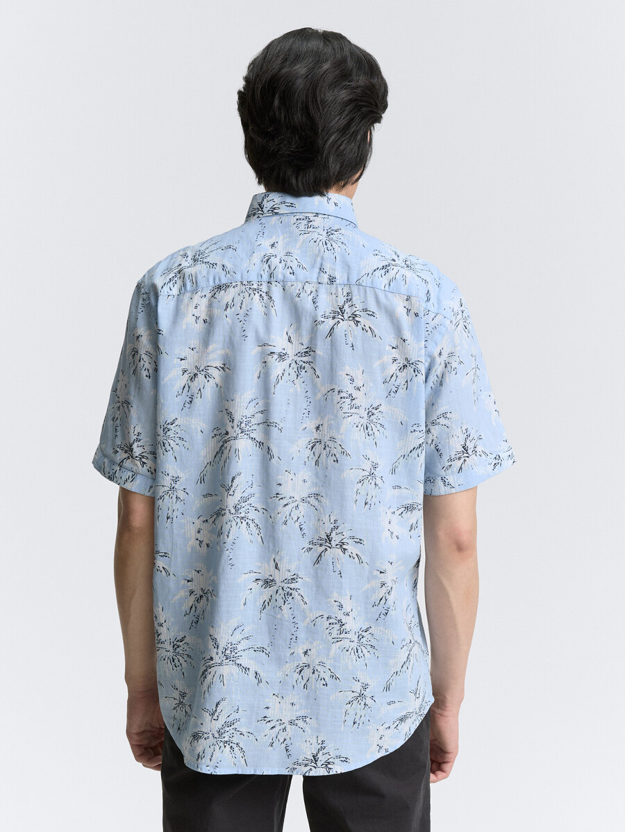 camisa de manga corta de corte regular con estampado de palmeras