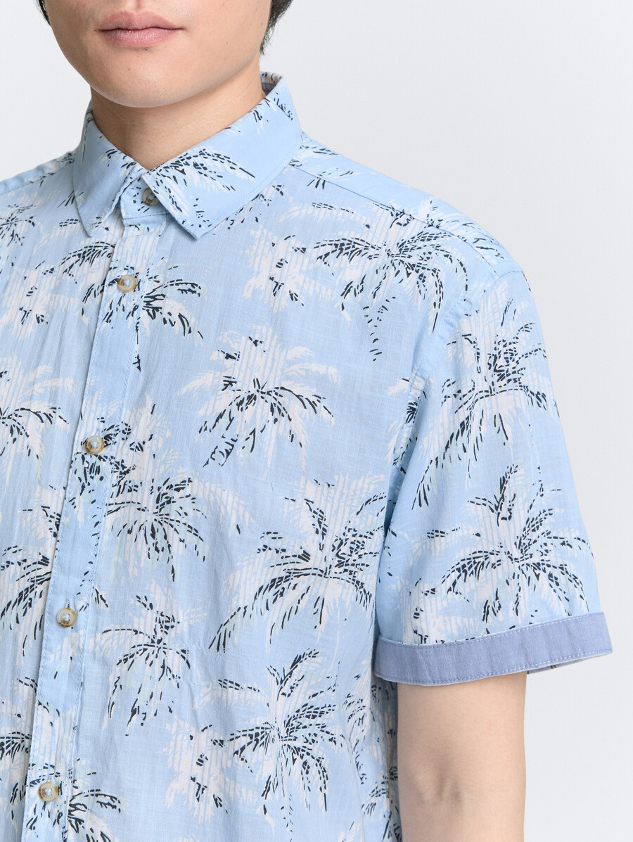 camisa de manga corta de corte regular con estampado de palmeras