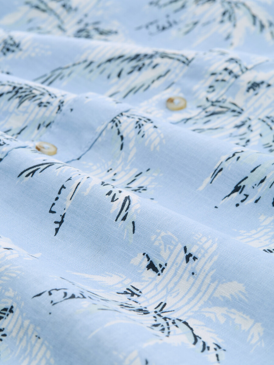 camisa de manga corta de corte regular con estampado de palmeras