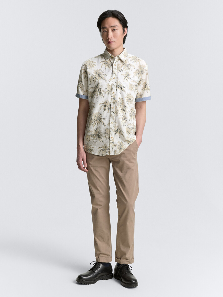 camisa de manga corta de corte regular con estampado de palmeras