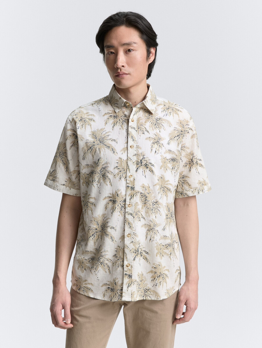 camisa de manga corta de corte regular con estampado de palmeras
