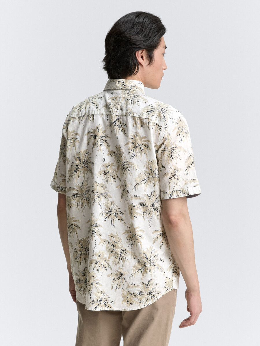 camisa de manga corta de corte regular con estampado de palmeras