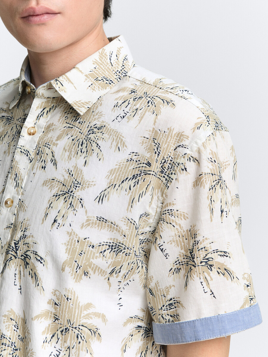 camisa de manga corta de corte regular con estampado de palmeras