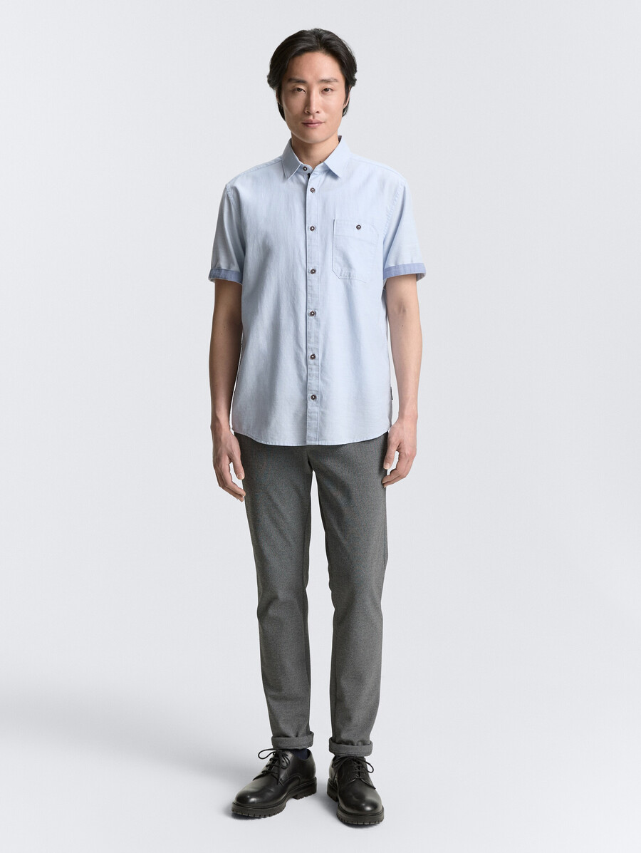 camisa de manga corta de corte regular con bolsillo en el pecho