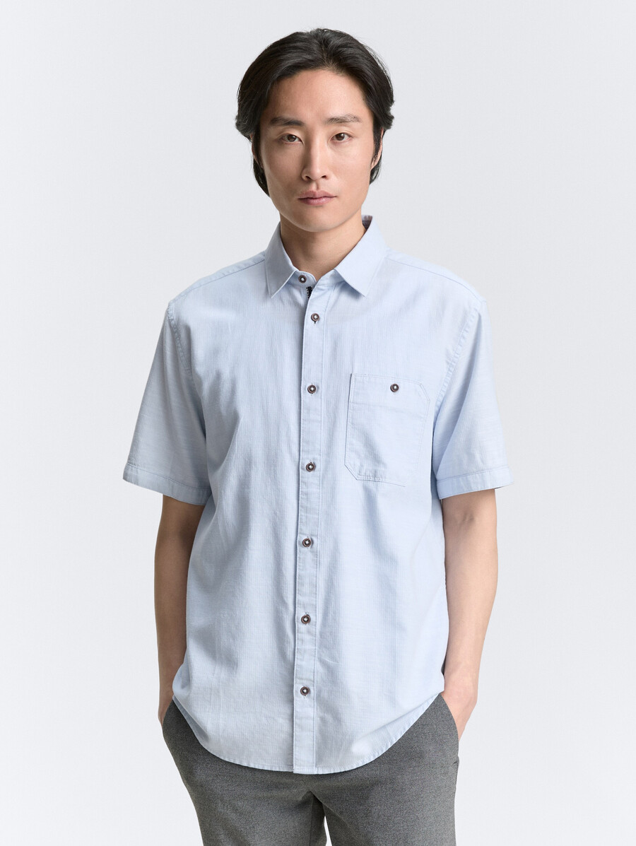 camisa de manga corta de corte regular con bolsillo en el pecho