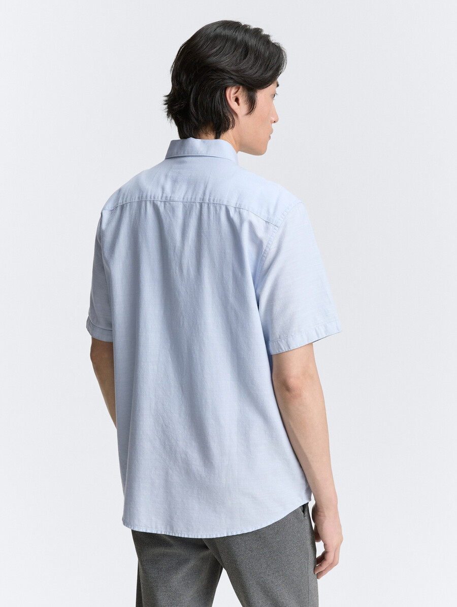 camisa de manga corta de corte regular con bolsillo en el pecho