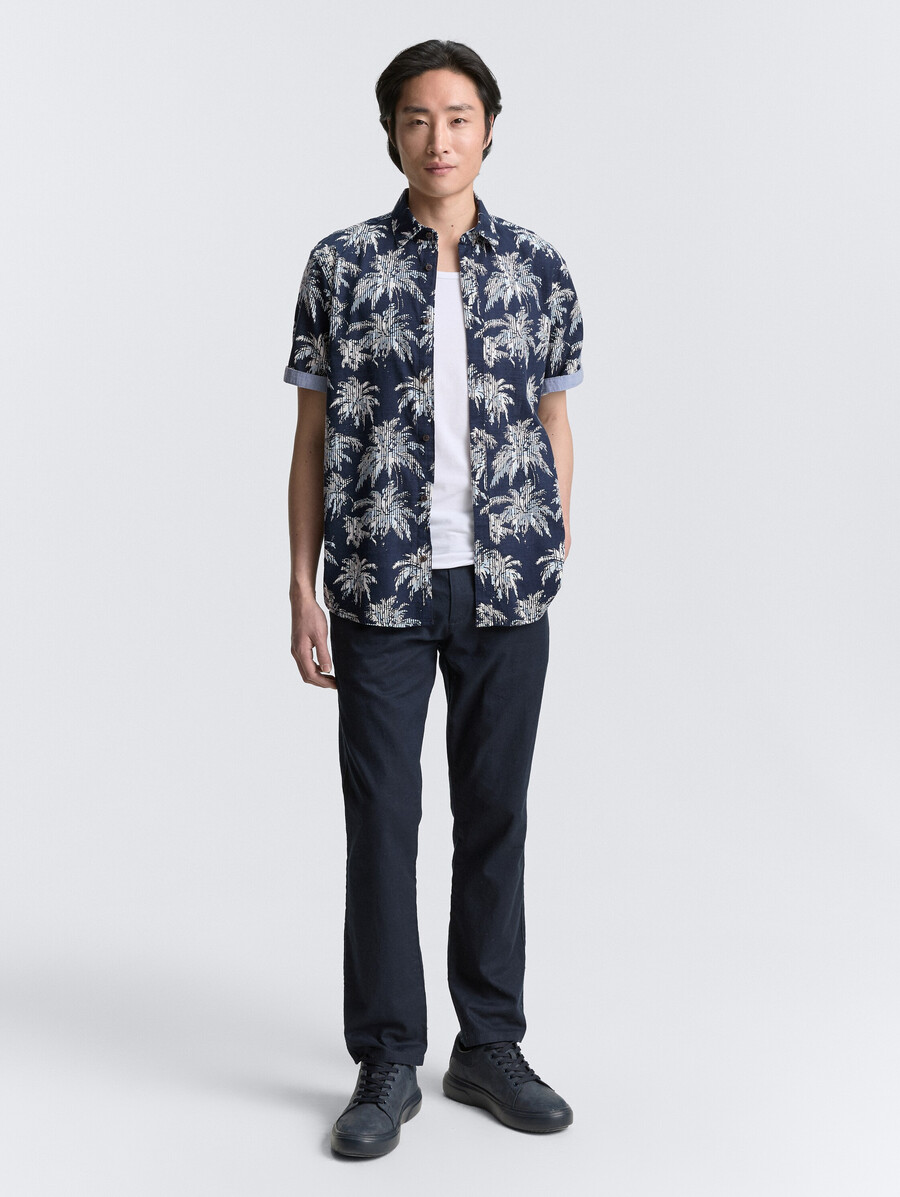 camisa de manga corta de corte regular con estampado de palmeras