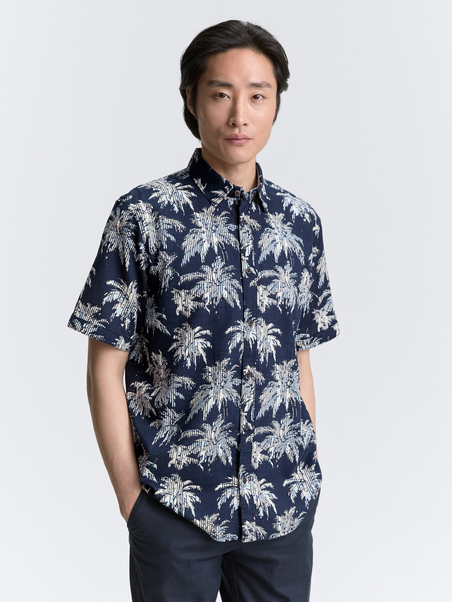 camisa de manga corta de corte regular con estampado de palmeras