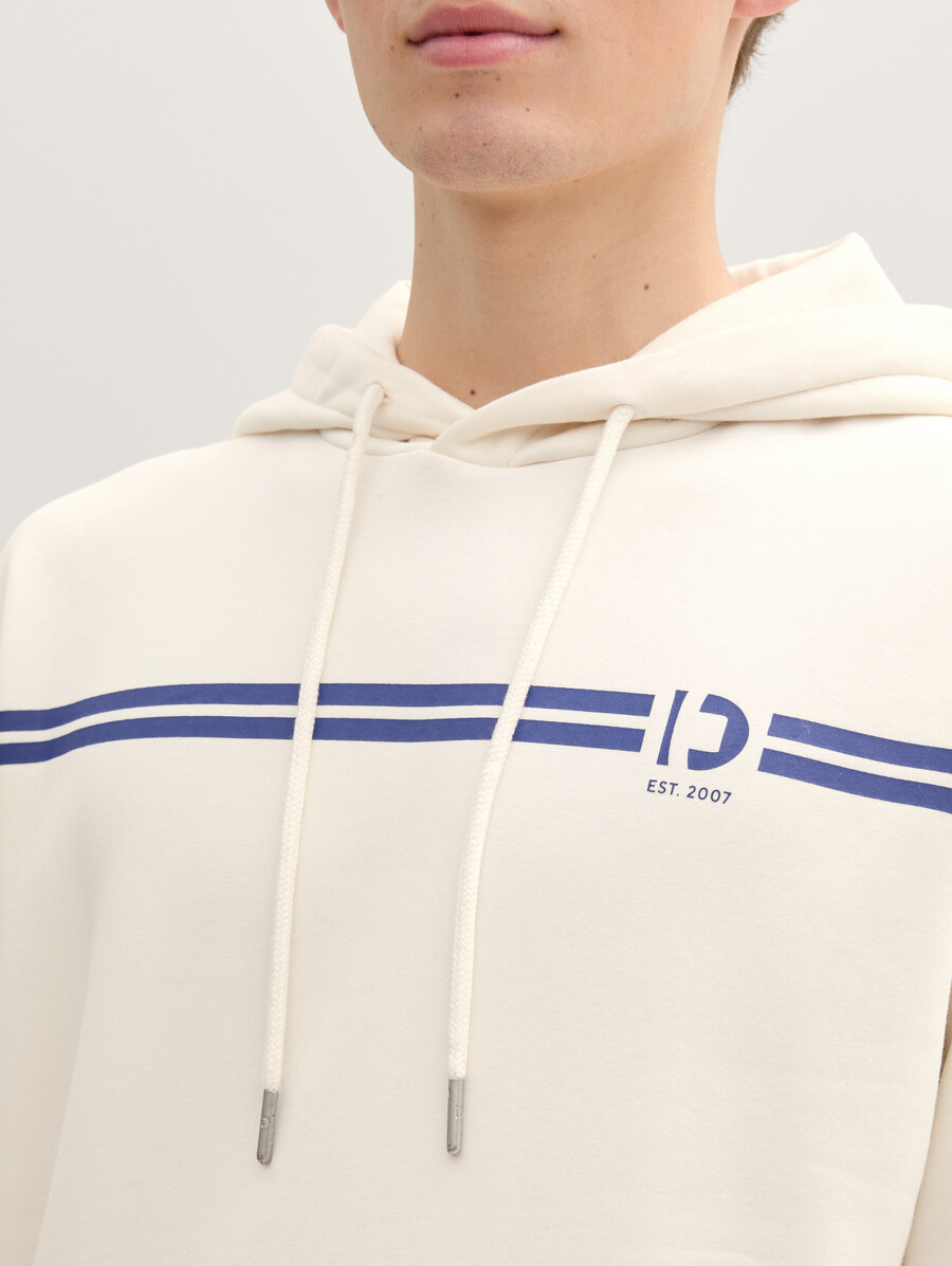 sudadera con capucha y estampado