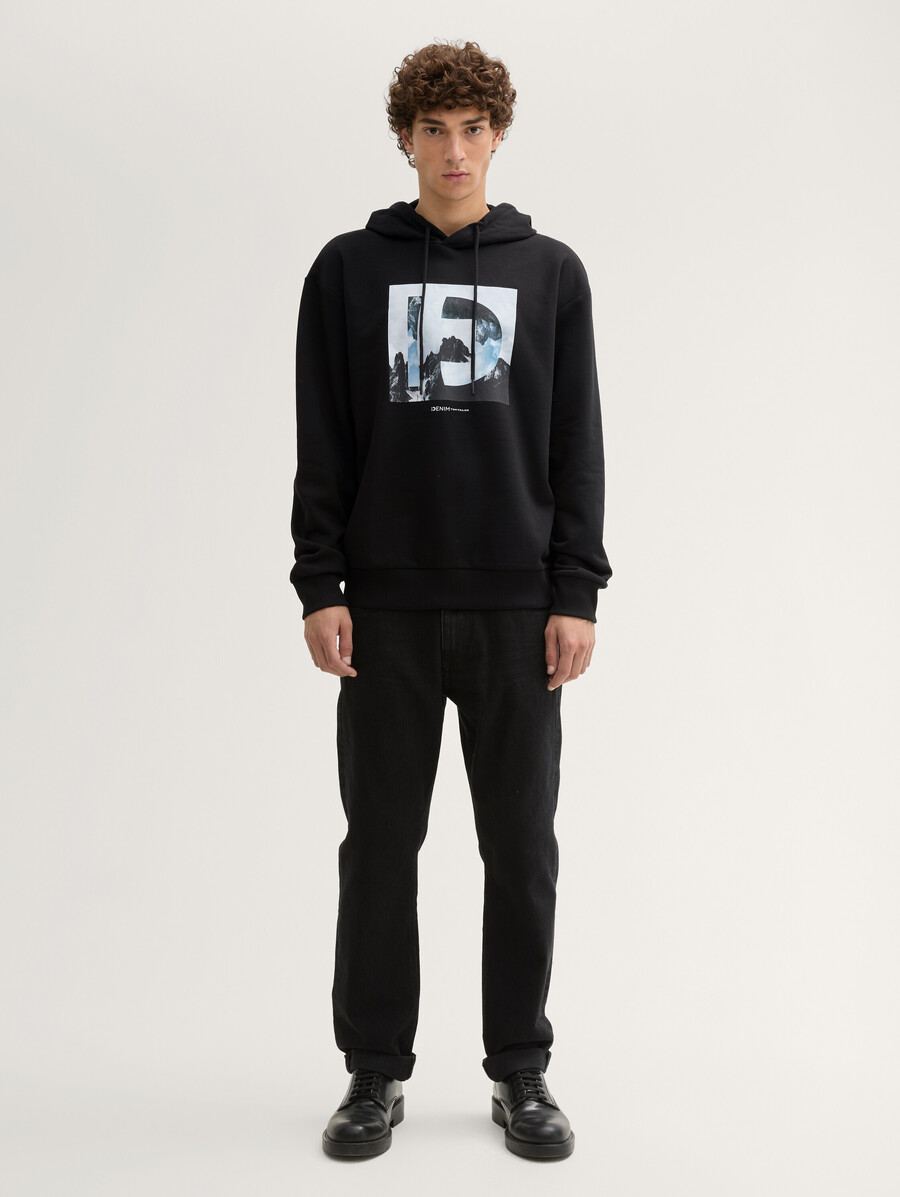 sudadera con capucha y estampado