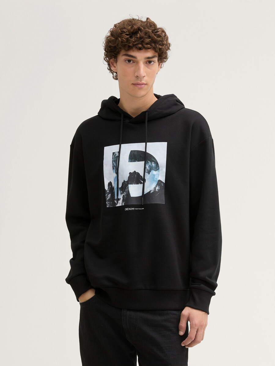 sudadera con capucha y estampado