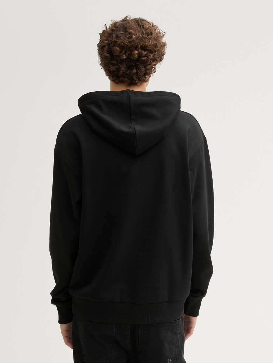 sudadera con capucha y estampado