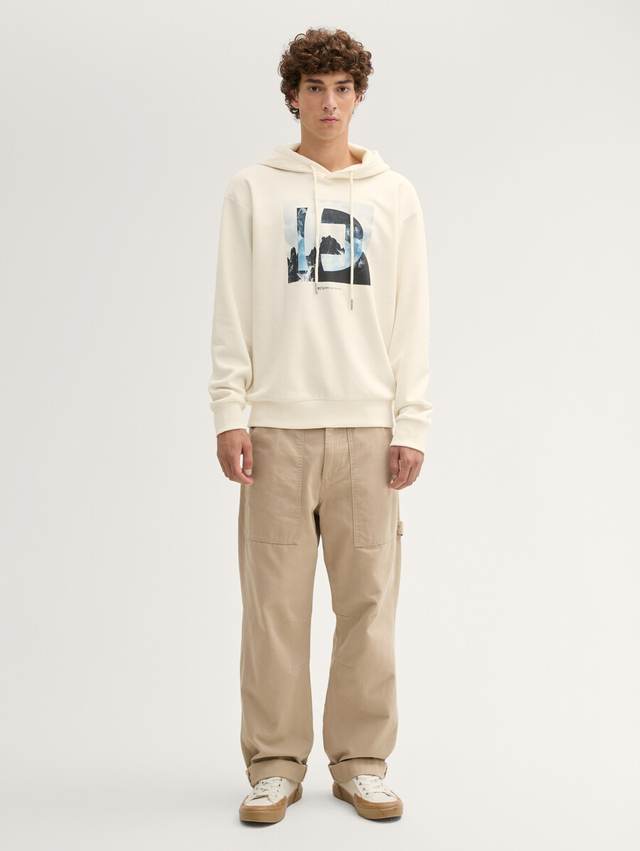 sudadera con capucha y estampado